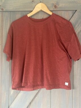 Vuori Heathered Rust Red Tee